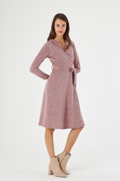 فستان شتوي تريكو بياقة كرووازية وتفاصيل ربط بلون البودرة