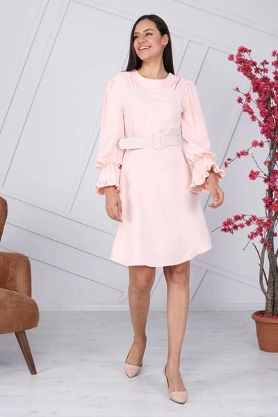 فستان بودرة بأكمام متموجة وتفاصيل حزام صغير