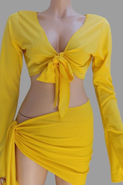 بلوزة قصيرة صفراء بأكمام طويلة برباط أمامي بتصميم إسباني