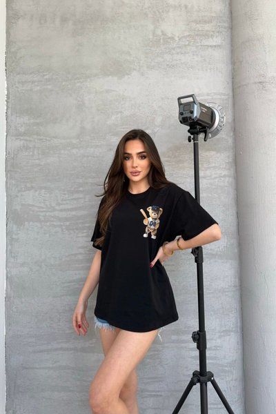 تيشيرت أسود بياقة دائرية بأكمام قصيرة وواسع
