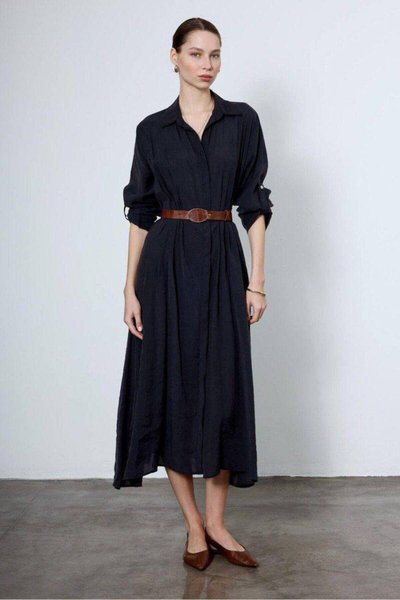 فستان قميص فضفاض بياقة بأكمام طويلة بأزرار وحزام من قماش تانسل ميدي أسود