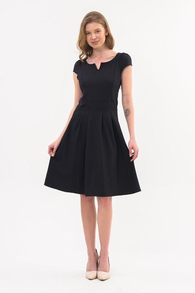 فستان صيفي ميدي أسود بتفاصيل طيات