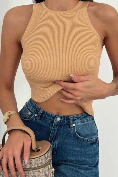 توب محبوك بياقة هالتر مضلع فيزون