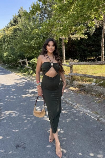 Yeşil Uzun Aksesuar Detaylı Arkadan Bağlamalı Dekolteli Yırtmaçlı Elbise