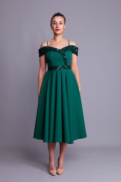 فستان سهرة كاروهات بتفاصيل لامعة بدون أكتاف بحمالات متوسط الطول زومروت