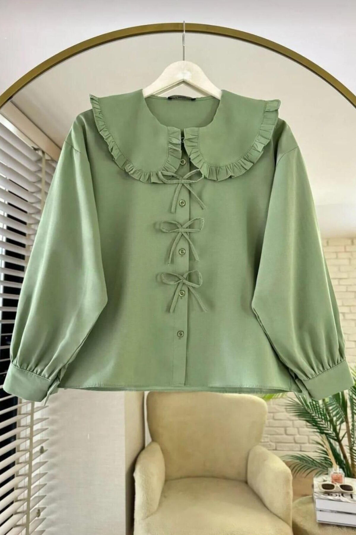 قميص علوي من قماش البوبلين الأخضر بتفاصيل ياقة ومزين بفيونكة - Nergis Neva Butik