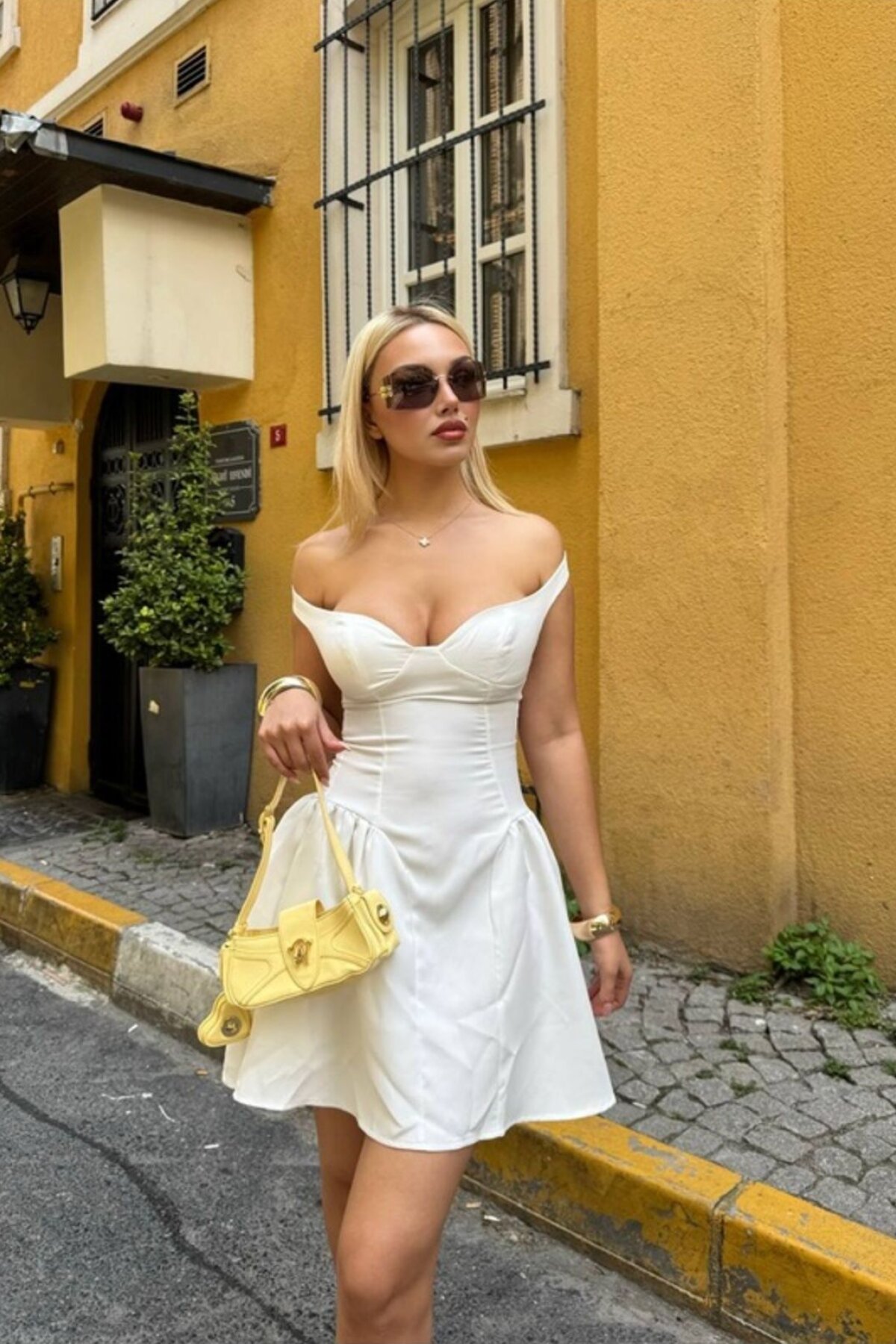 Beyaz Mini Lastikli Omzu Açık Göğüs Detaylı Fermuarlı Elbise - VİSKALİ