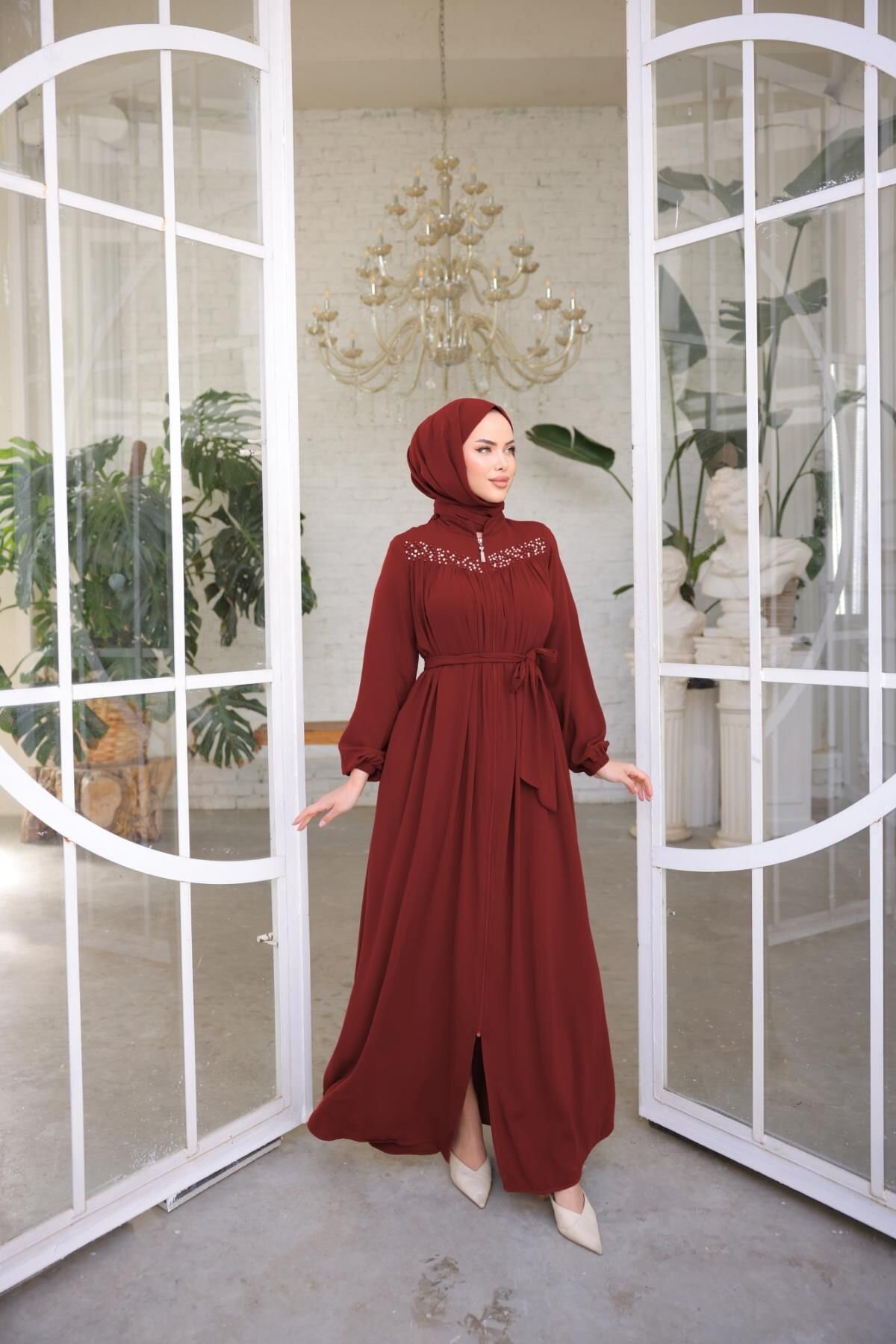 فراشة بورجوندي مزينة بالخرز بياقة - Nissra