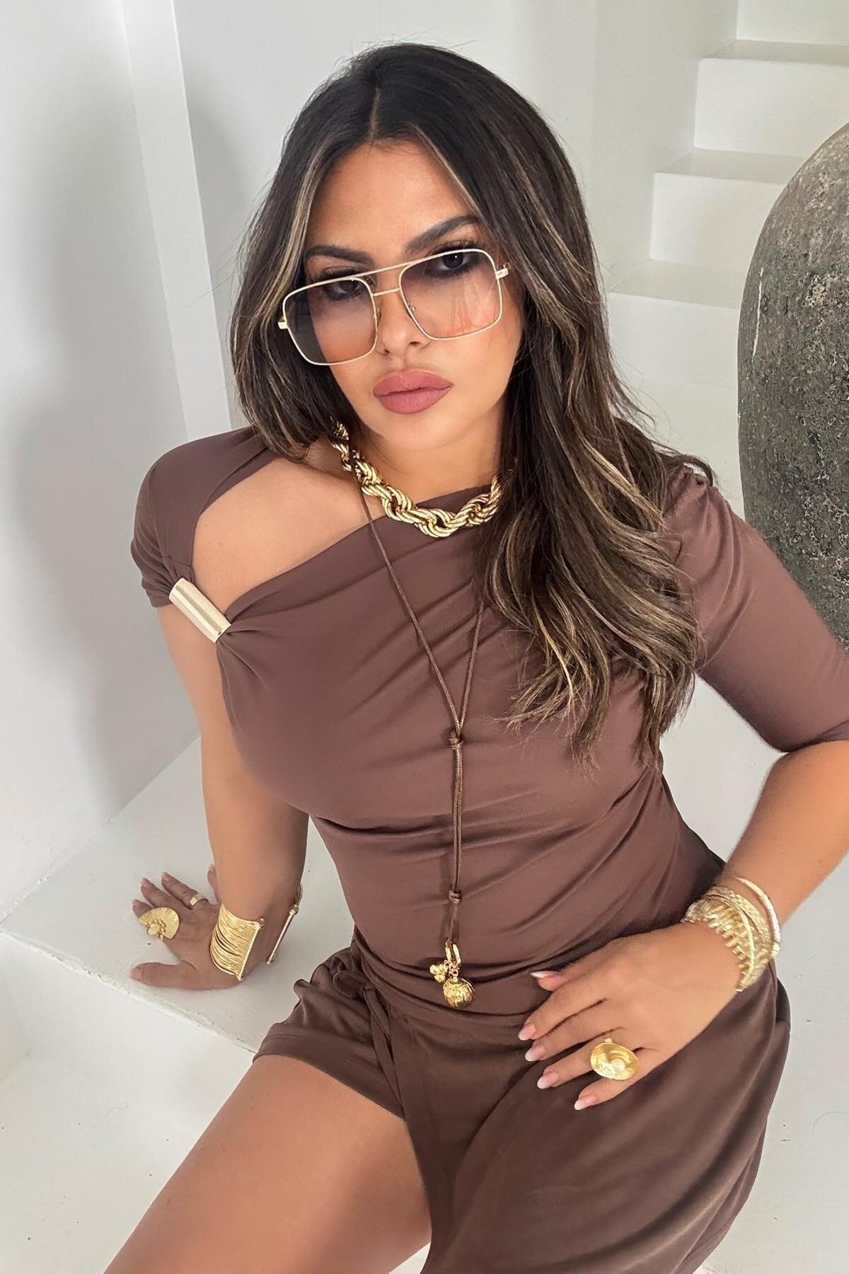 Kahve Asimetrik Omuz Detay Aksesuarlı Bluz - Sohotique By P