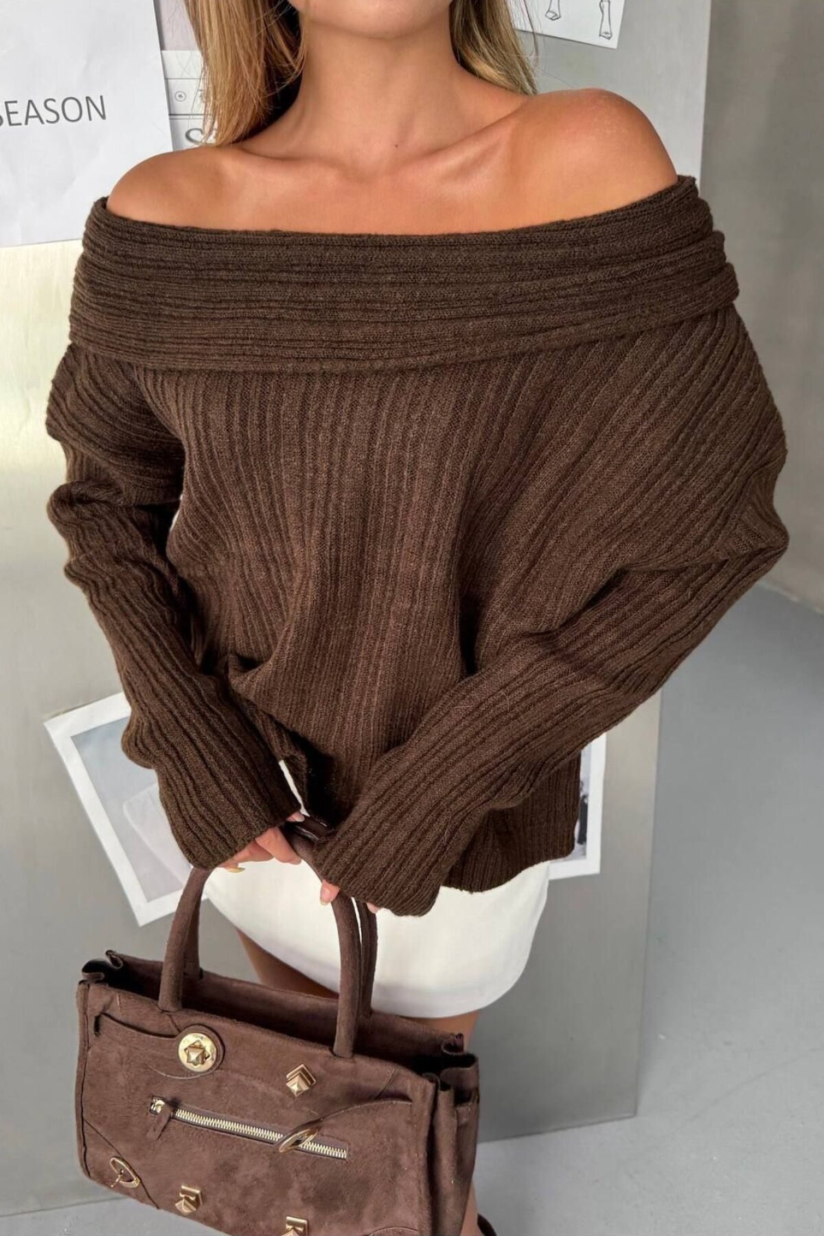 كنزة تريكو سميكة بياقة مادونا بلون القهوة - İLKCET MODA