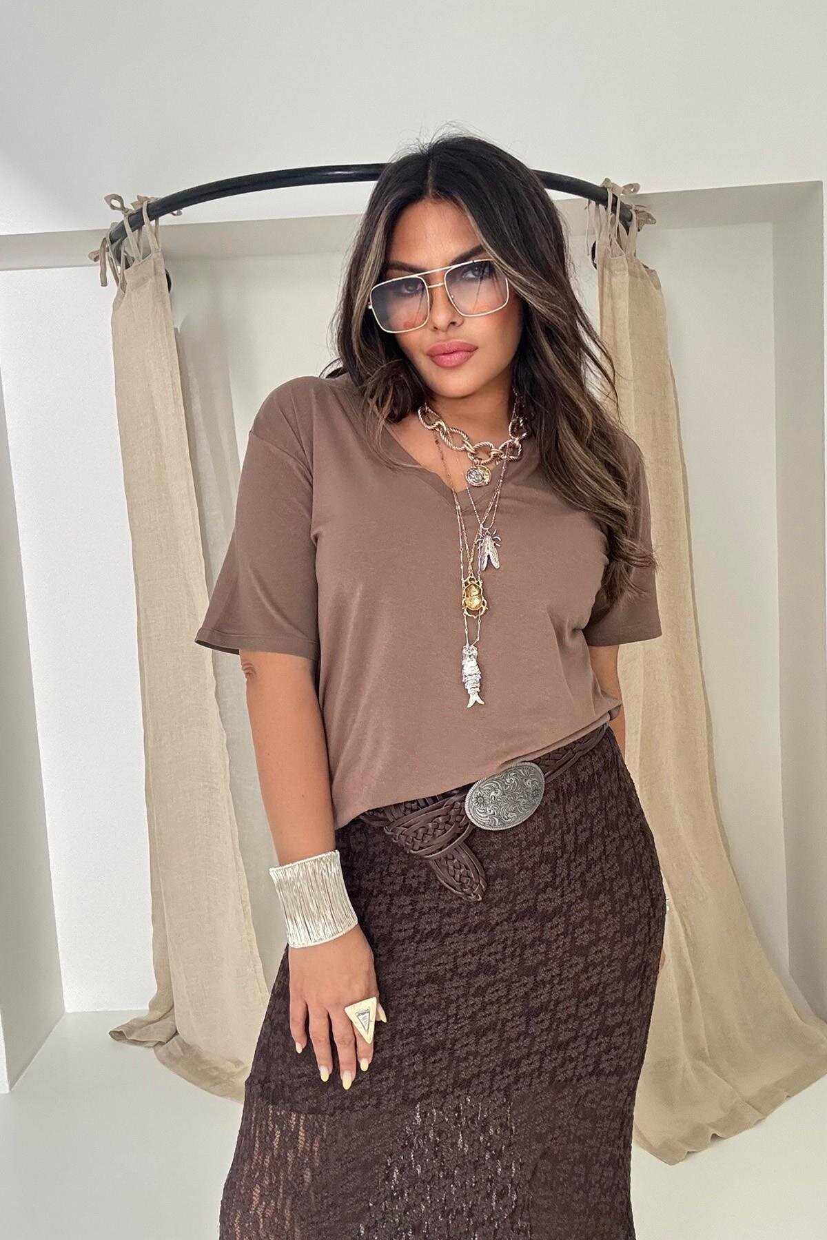 تيشيرت قماشي محبوك بياقة V لون قهوة بليكرا - Sohotique By P