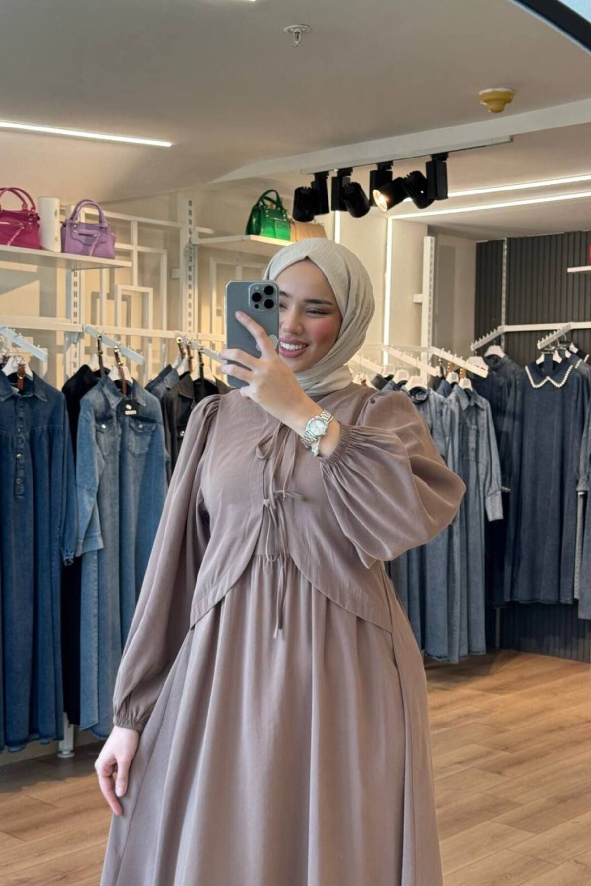 فستان محتشم من قماش المودال الرفيع باللون البني برباط أمامي - OlaLady