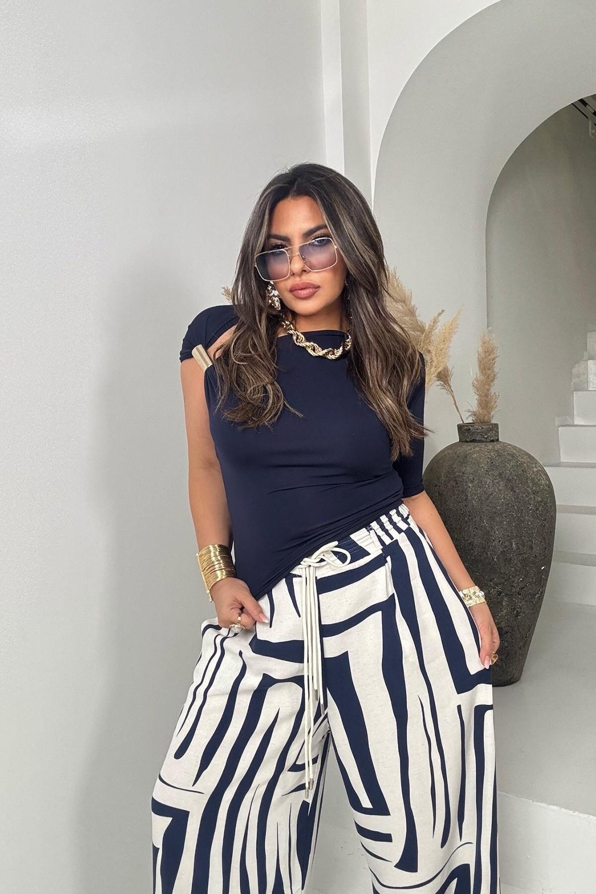 Lacivert Asimetrik Omuz Detay Aksesuarlı Bluz - Sohotique By P