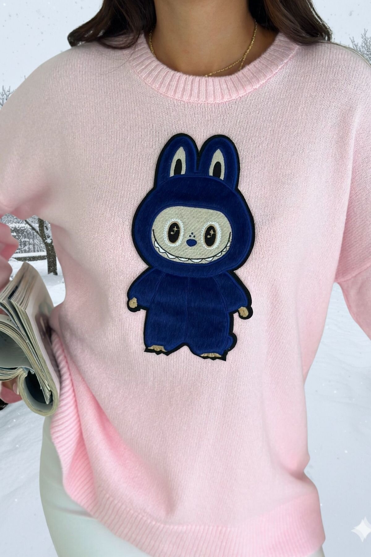 Pembe Labubu Aplike Nakışlı Oversize Triko Gri Beyaz Bordo Sarı Mavi Lacivert Kazak - Moda Amore