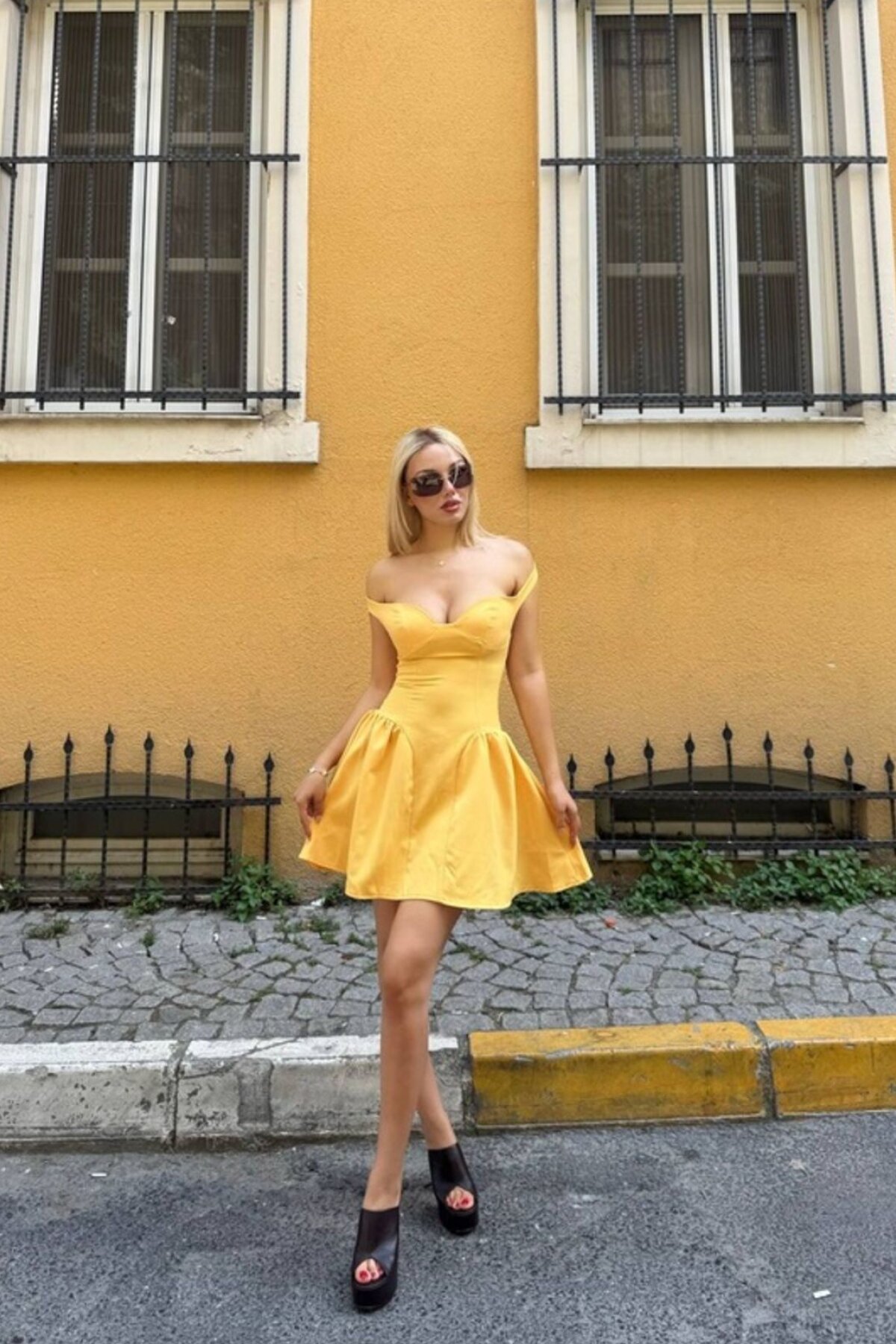 Sarı Mini Lastikli Omzu Açık Göğüs Detaylı Fermuarlı Elbise - VİSKALİ