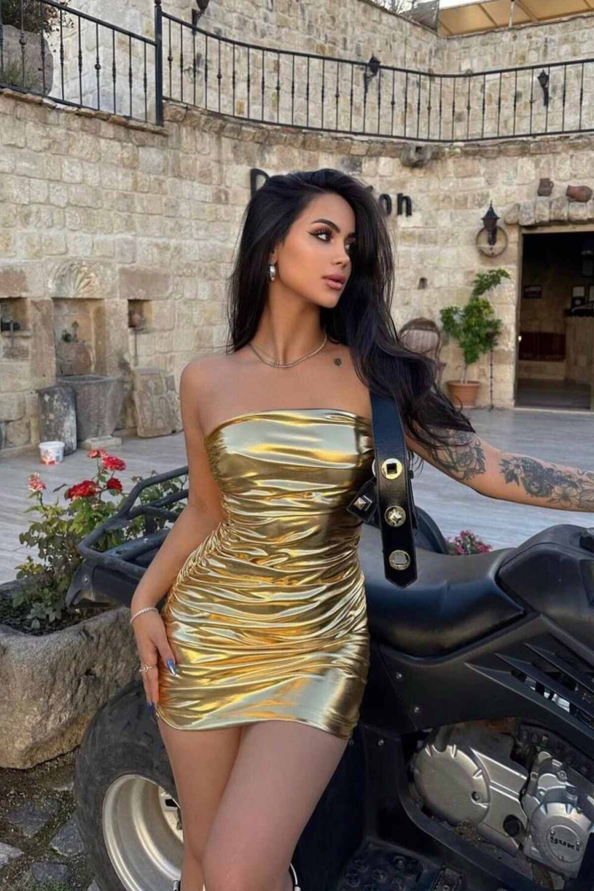 Sarı Mini Straplez Yaka Büzgülü Parlak Abiye Elbise - VİSKALİ