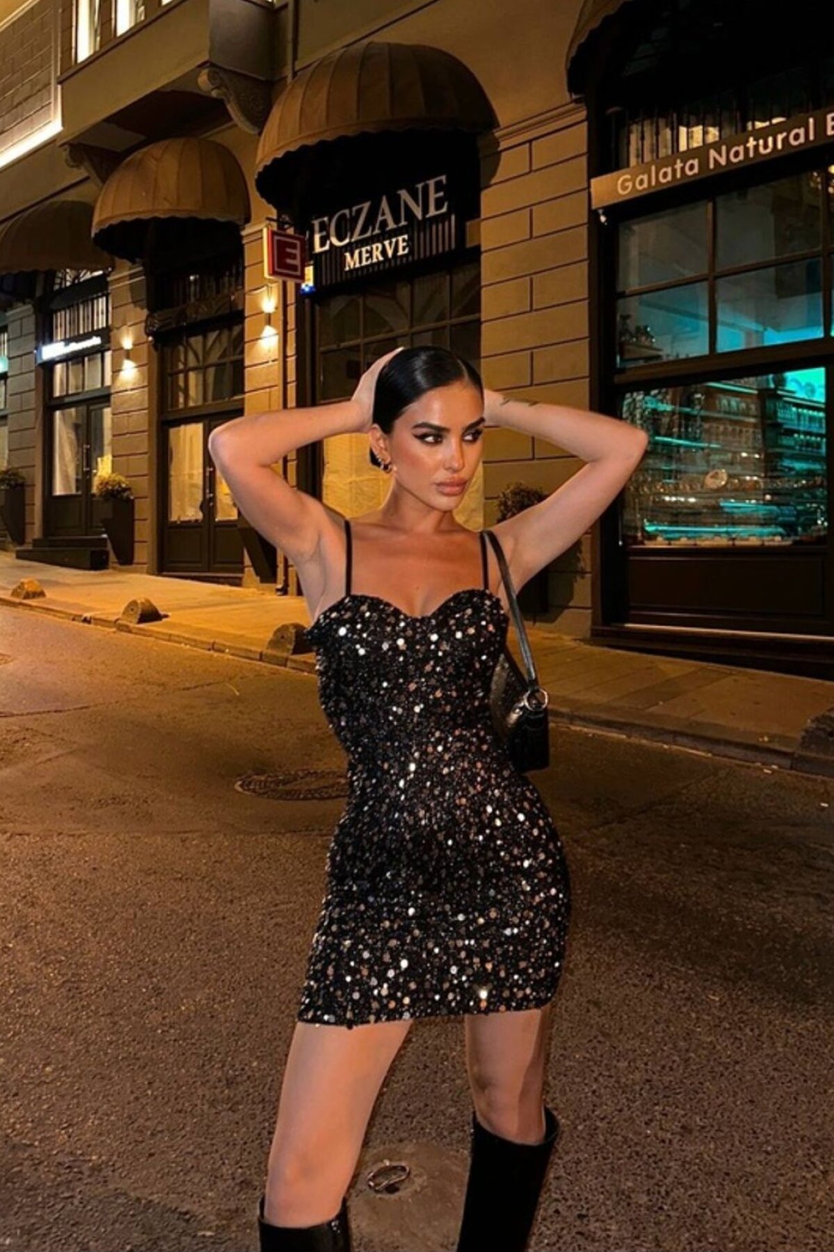 Siyah Mini Beyaz Pul Payetli Ayarlanabilir Askılı Straplez Yaka Abiye Elbise - VİSKALİ