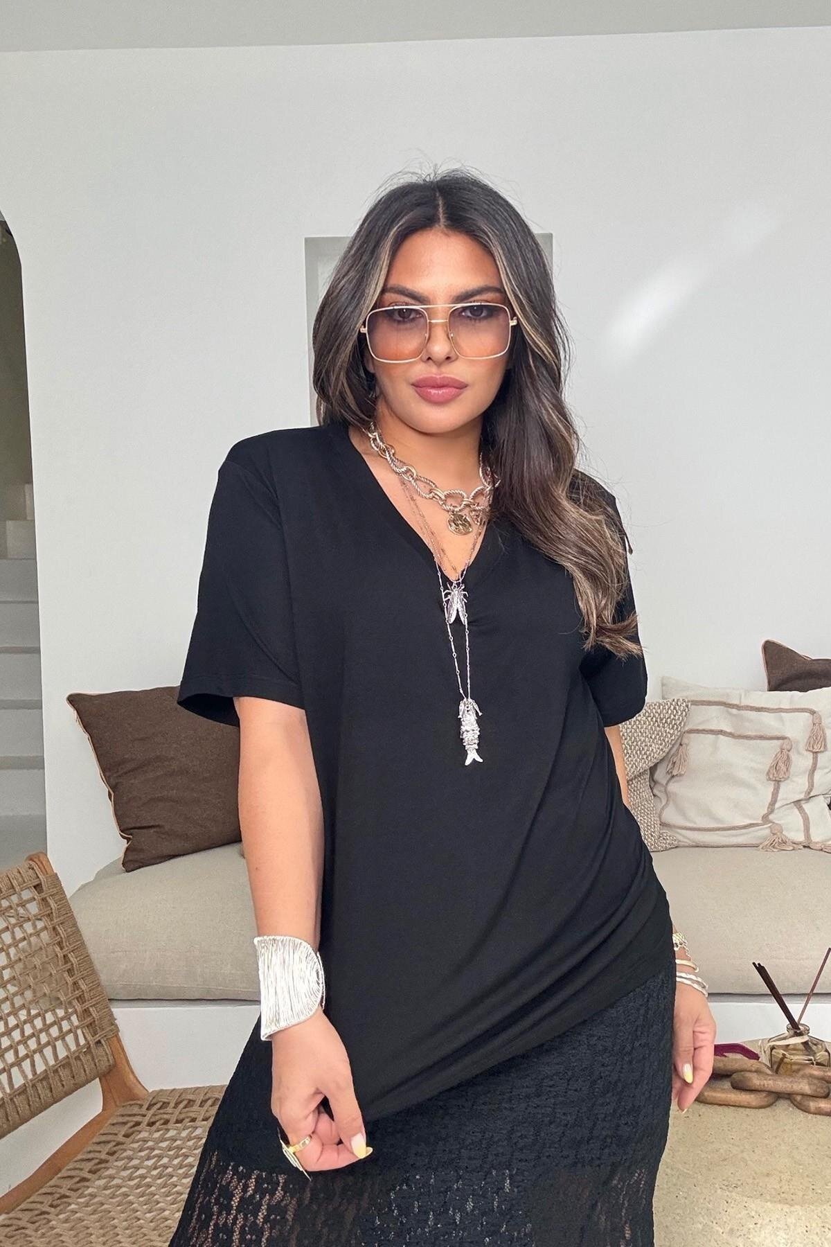 تي شيرت أسود بياقة V من قماش محبوك مطاطي - Sohotique By P