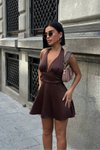 فستان سهرة قصير بلون القهوة الداكنة بياقة رسن وتصميم بظهر مكشوف وتفاصيل حزام ساتان