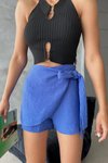 شورت تنورة ميني كتان أزرق فاتح بخصر عالٍ وقصة ضيقة وتفاصيل ربط بسحاب - تصميم أنيق وعصري للصيف