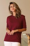 بلوزة تريكو بأكمام قصيرة وياقة دائرية بلون بورجوندي
