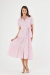 فستان وردي متوسط الطول بأزرار أمامية وتنورة متموجة مخططة