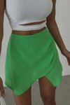 شورت تنورة ميني كتان أخضر بتفاصيل درابيه وخصر عالي وقصة ضيقة مع سحاب، أنيق وعصري ومثالي للصيف