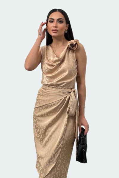 Bej Midi Omuzda Gül Detaylı Jakarlı Dokuma Saten Kumaş Degaje Yaka Abiye Elbise