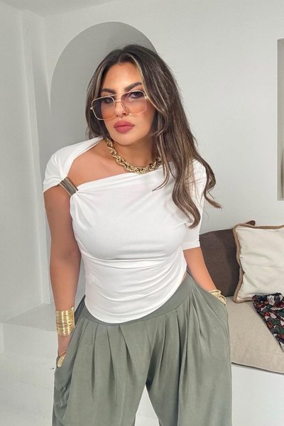 بلوزة إيكرو بتفاصيل كتف غير متماثلة ومزينة بإكسسوارات