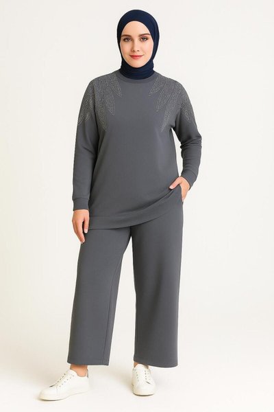 طقم حجاب أنيق من قطعتين باللون الرمادي بتفاصيل حجرية (تونيك وبنطلون)