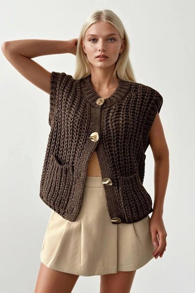 سترة تريكو بنية بياقة دائرية، ناعمة الملمس، بجيوب وأزرار