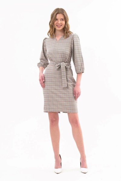 فستان أحمر قصير برقبة على شكل V وأكمام منفوخة بتفاصيل ثلاثة أرباع