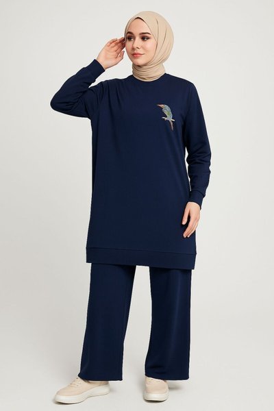 طقم حجاب مزدوج أنيق وراقي كحلي بتفاصيل حجر الطير وياقة دائرية مكون من تونيك وبنطلون