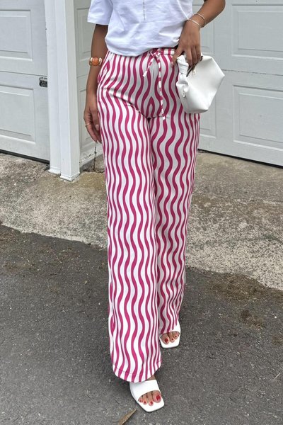 بنطال وردي مخطط بخصر عالٍ فضفاض ومريح