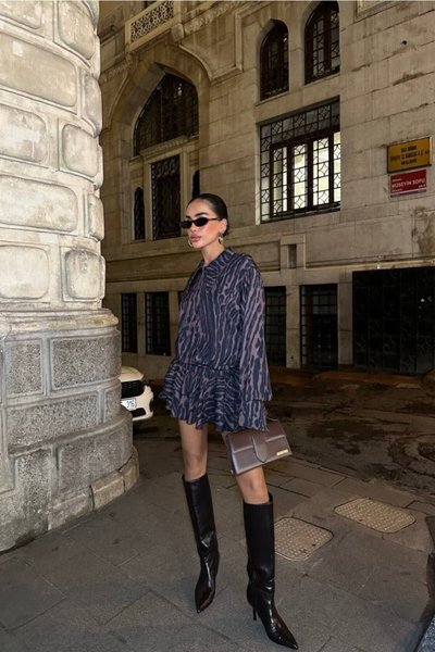 فستان قميص أسود ميني منقوش بكشكشة