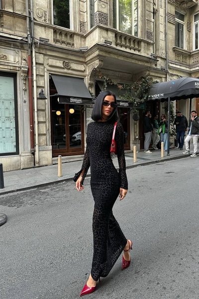 Siyah Uzun Flok Baskılı Sırt Dekolteli Kollu Elbise