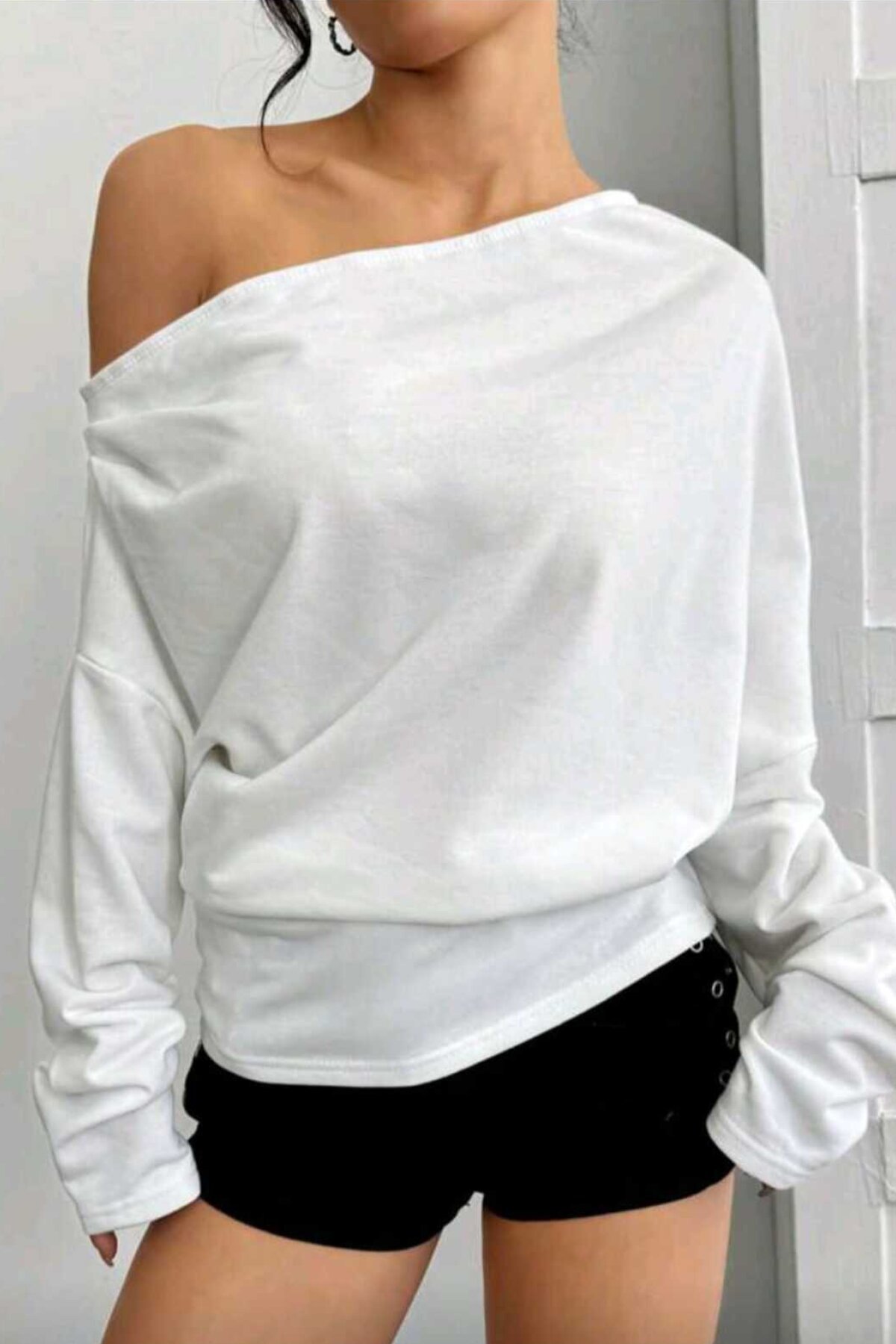 Beyaz Kayık Yaka Asimetrik Salaş Kesim İki İplik Geniş Sweatshirt - Charango