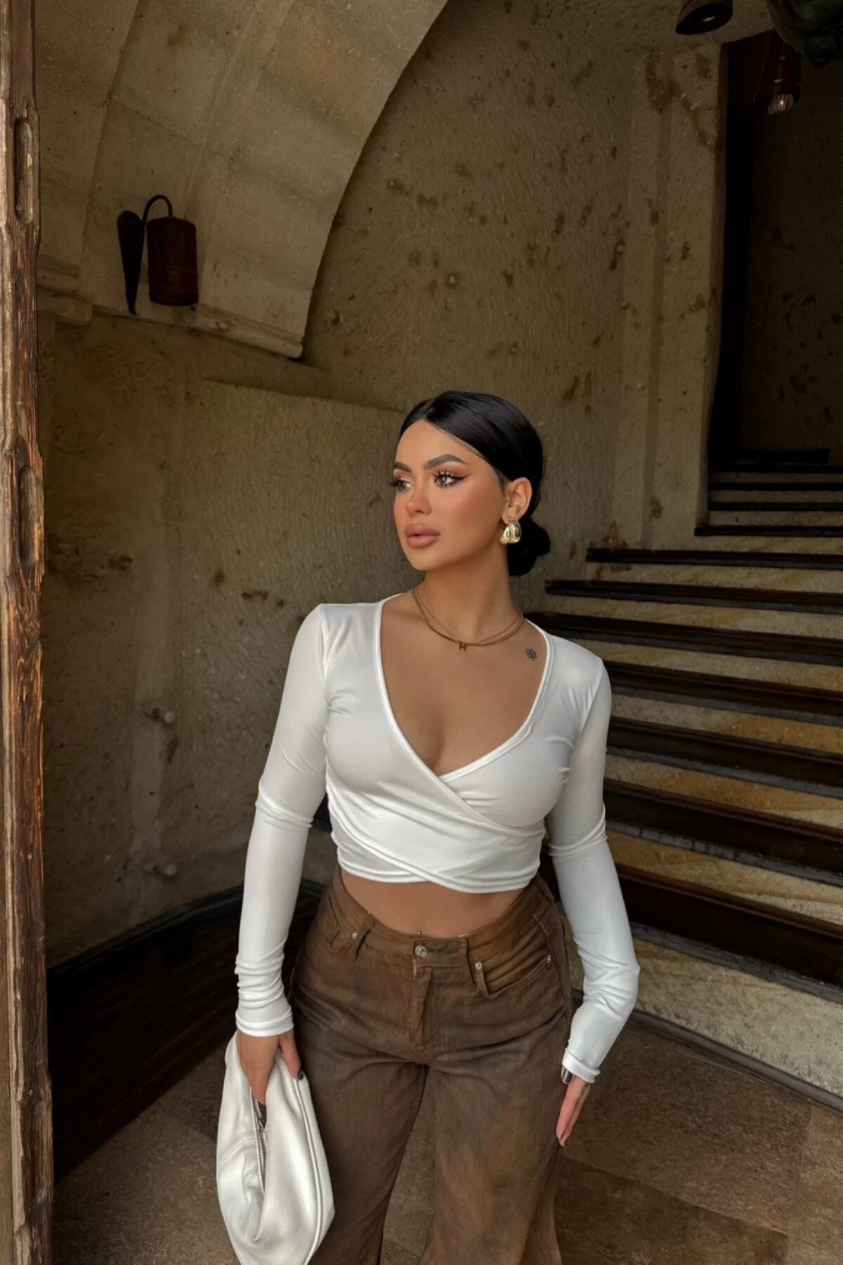 Beyaz Kruvaze Yaka Dalgıç Crop Bluz - MOZENA