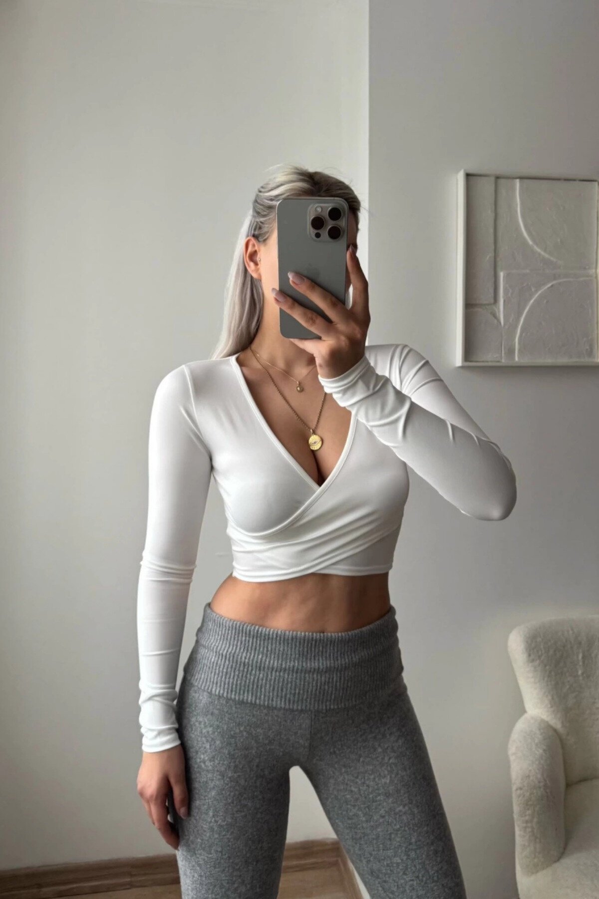 Beyaz Kruvaze Yaka Dalgıç Kumaş Crop Bluz - MOZENA