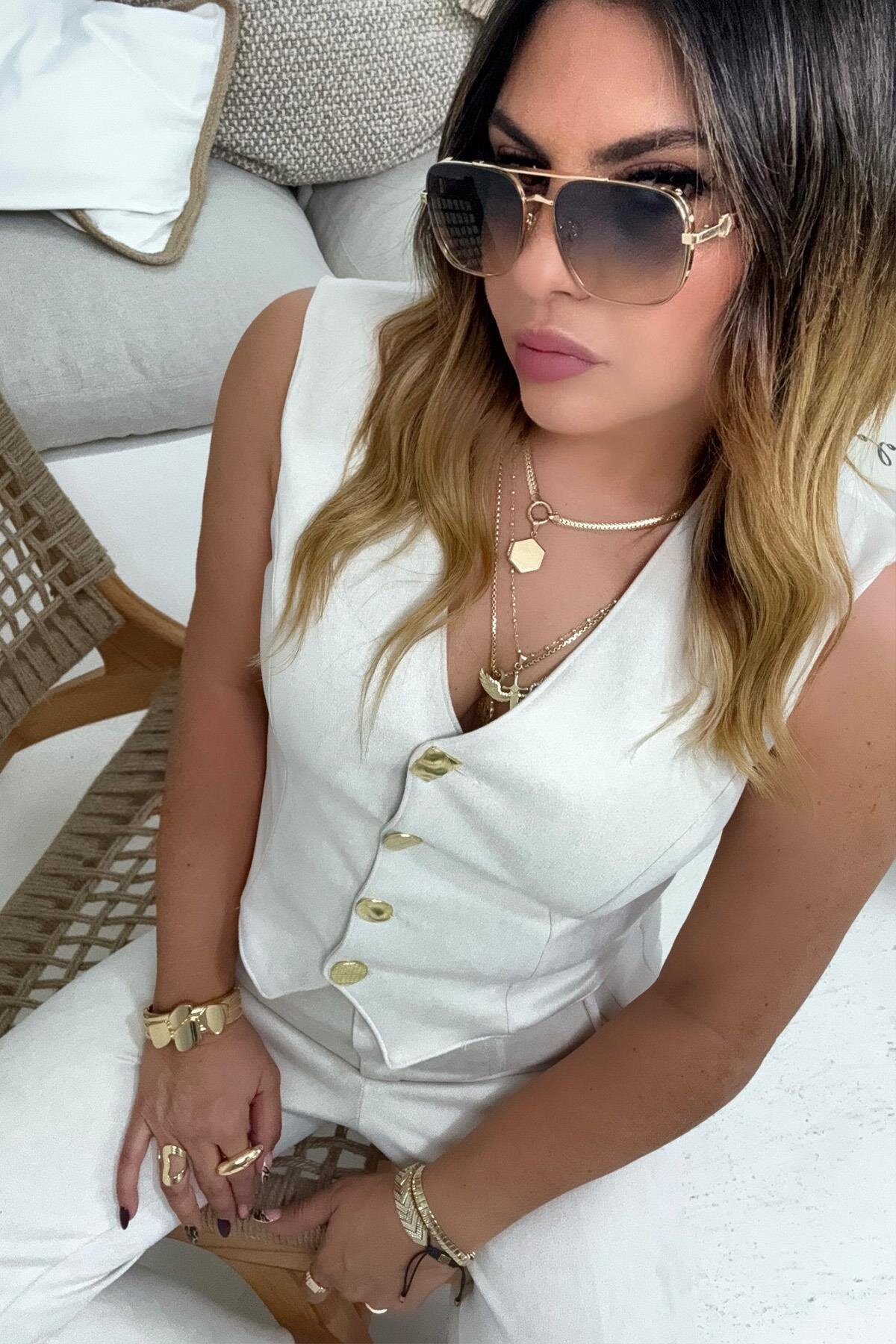 طقم من قطعتين إكرو سويدي مزين بأزرار وإكسسوارات مع صديري - Sohotique By P