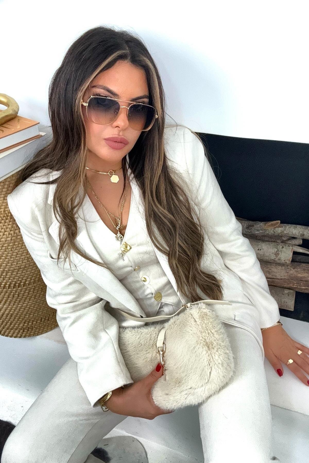 جاكيت بليزر بتفاصيل جيب بغطاء من جلد الغزال الإيكرو - Sohotique By P