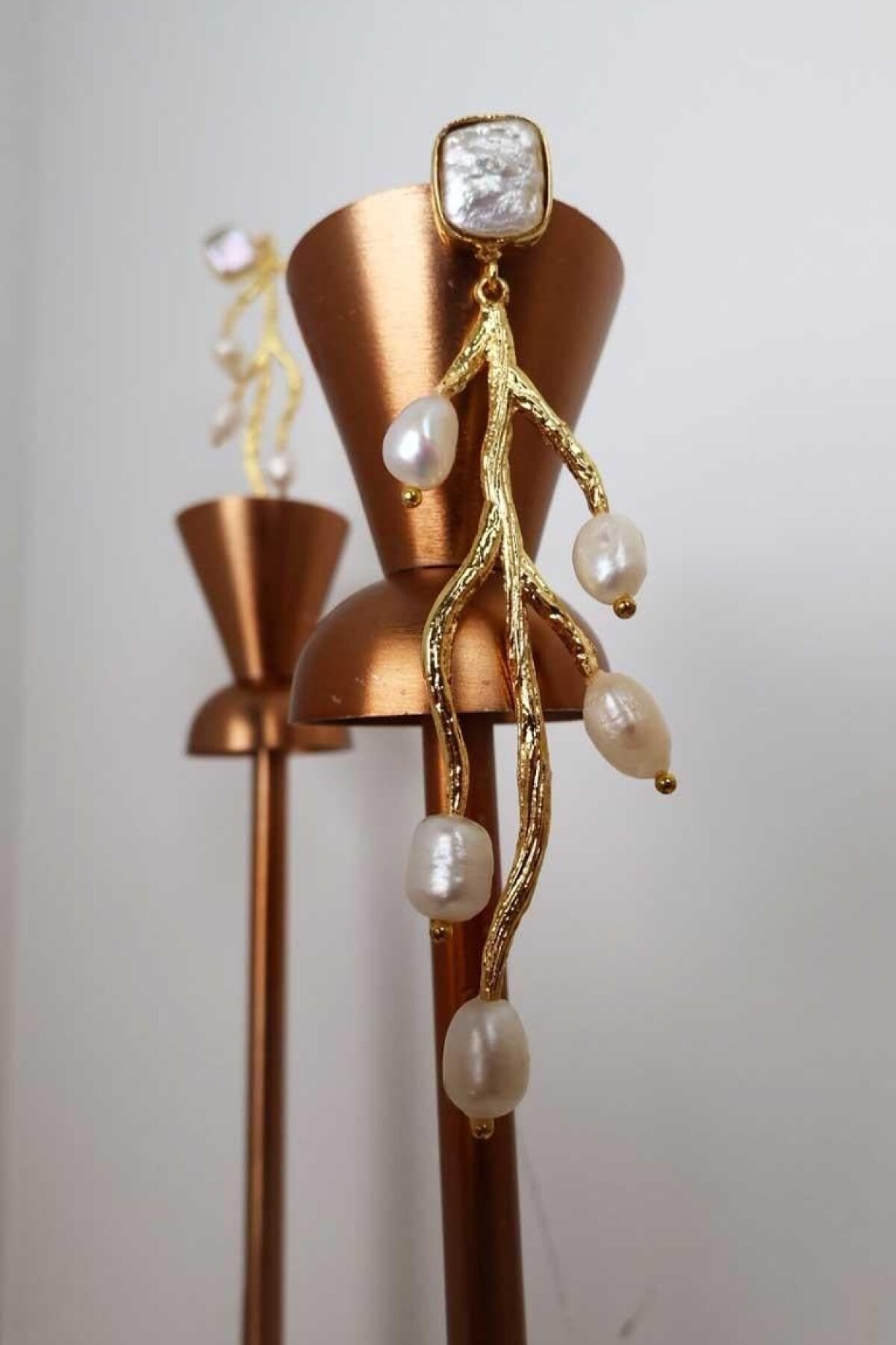 أقراط ذهبية بصدف ولؤلؤ بتصميم النبيذ - Byp Atelier