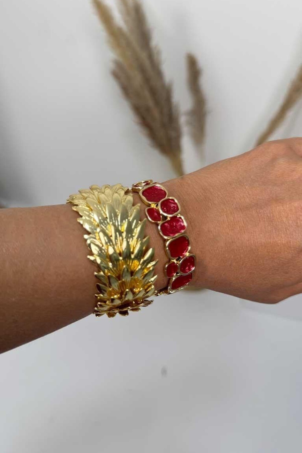 سوار ذهبي بآثار الإلهة - Byp Atelier