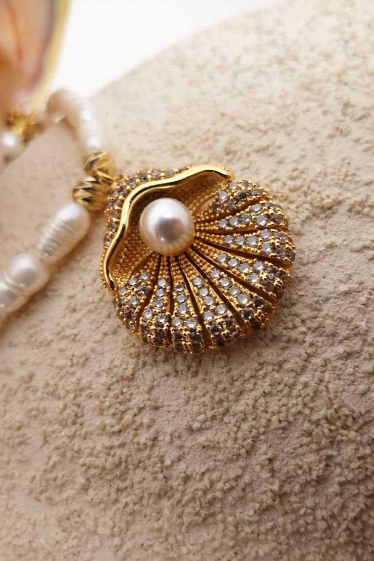 قلادة لؤلؤ المحار الذهبية المرصعة - Byp Atelier