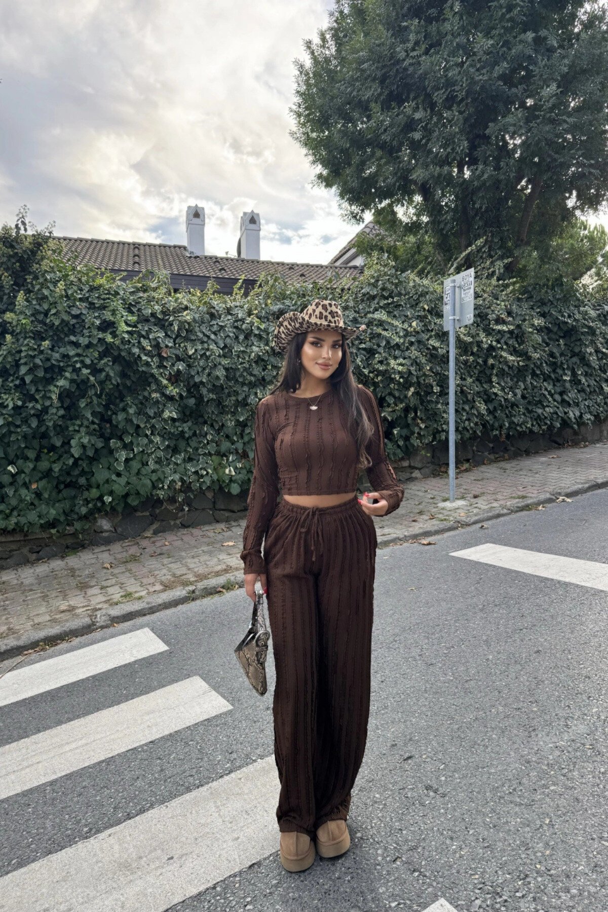 Brown Reverse Stitch Crew Neck Crop Pants Two-Piece Set - MOZENA