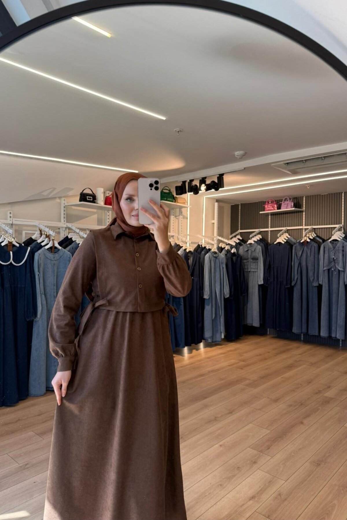 Kahverengi Yanları Bağlamalı Yelekli Süet Tesettür Elbise - OlaLady
