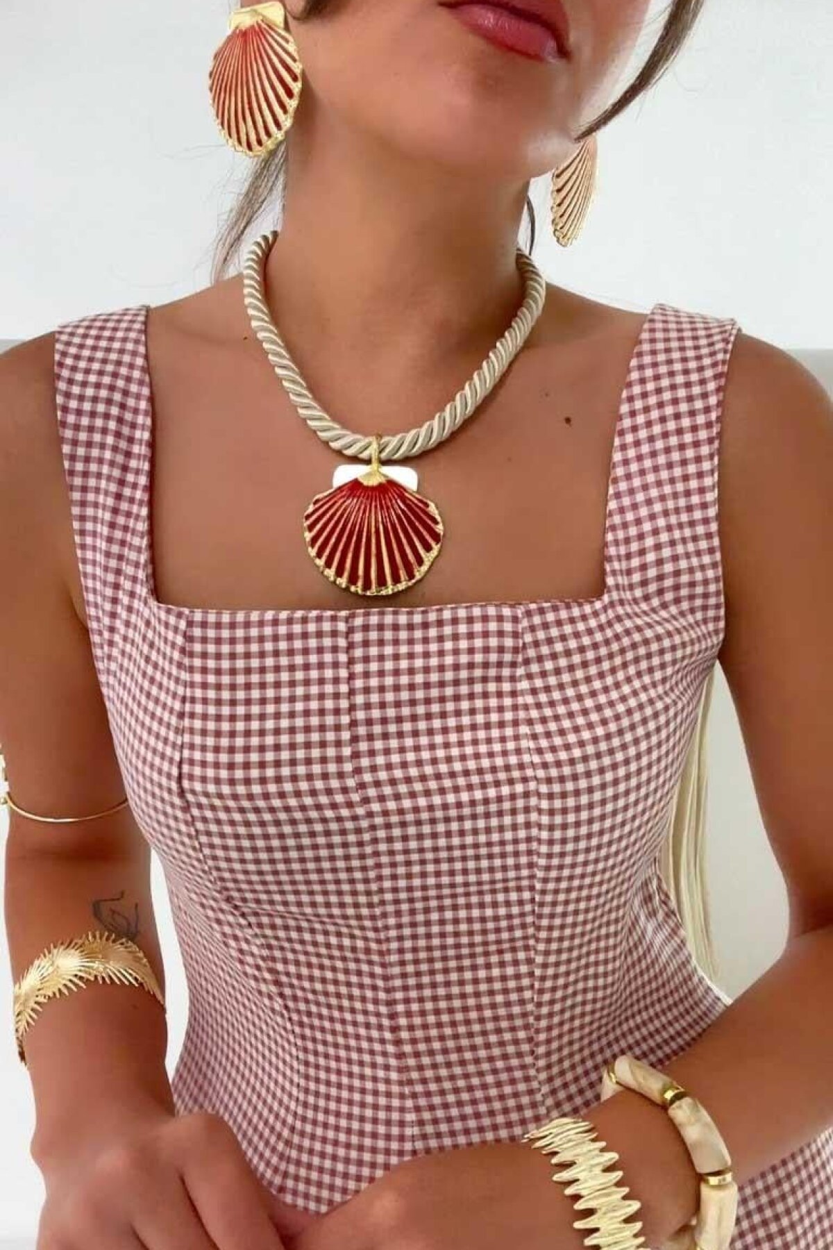 طقم قلادة وأقراط من أصداف البحر بحبل أحمر - Byp Atelier