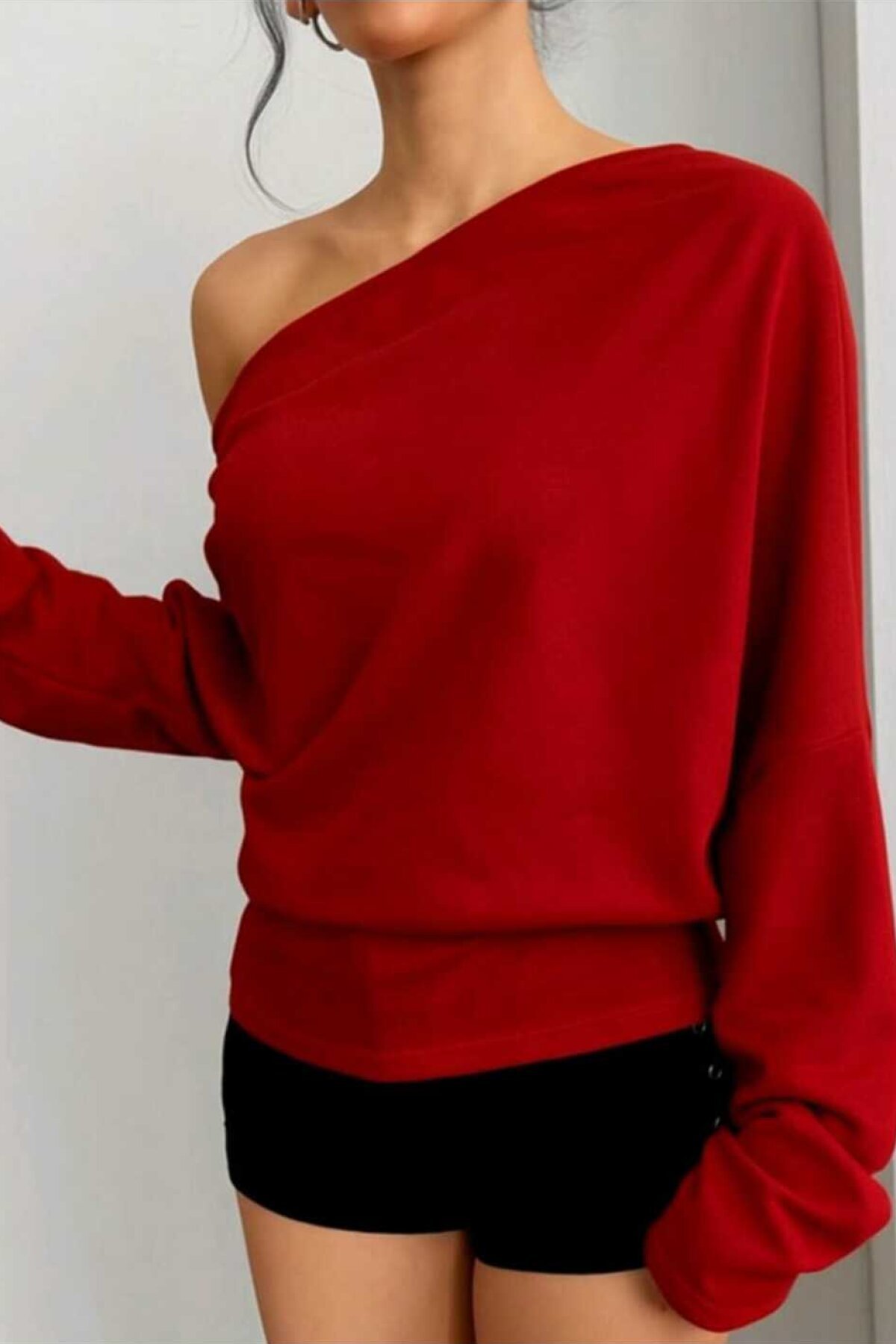 Kırmızı Kayık Yaka Asimetrik Salaş Kesim İki İplik Geniş Sweatshirt - Charango