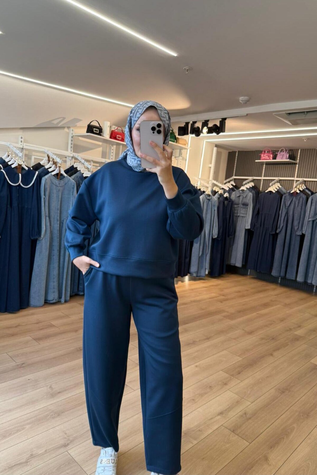 طقم محتشم من قطعتين: بنطال وسويت شيرت بقصة مريحة من قماش قطني كحلي - OlaLady