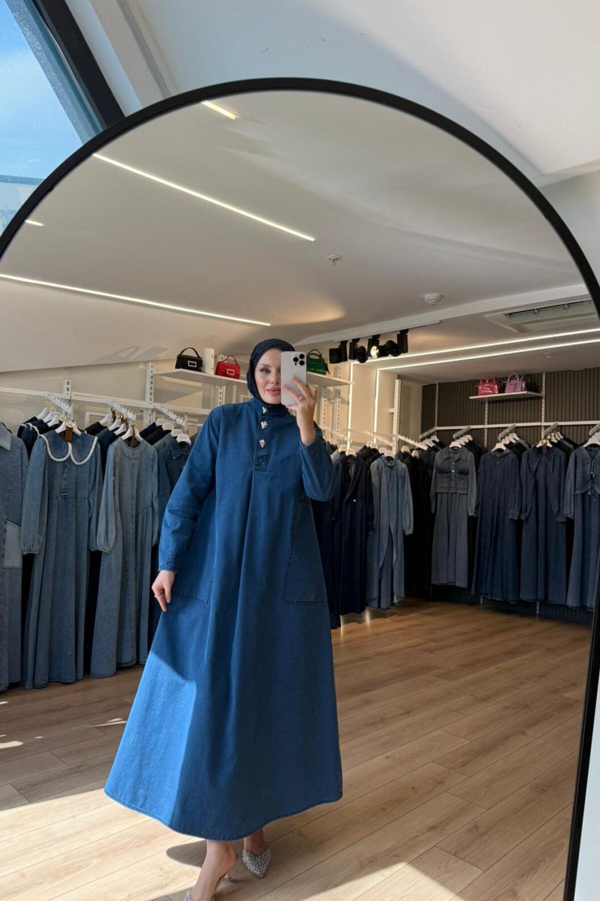 فستان دنيم محتشم أزرق بأزرار، بكسرات خلفية على شكل A وجيوب كبيرة - OlaLady
